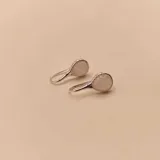 Par de caravanas colgantes de plata 925 con dije de cuarzo rosa.