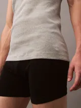 Pack de tres camisetas sin mangas Calvin Klein de algodón, con logo bordado en el dobladillo. Incluye una remera negra, una gris y una blanca.