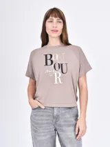 Remera blanca de corte recto con estampado de flores rojas y texto azul "PROFUMO DI FIORI".