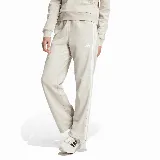 Pantalón de jogging Adidas Essentials Fleece color gris claro con tres rayas blancas verticales a lo largo de cada pierna.