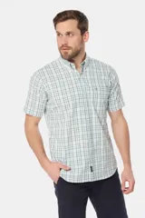 Camisa de manga corta con estampado a cuadros en tonos verde y blanco. Confeccionada en algodón. Hecho en Uruguay.