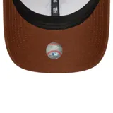 Gorra de béisbol New Era 9Forty con visera curva, color beige con visera marrón y logo bordado de los Boston Red Sox en marrón.