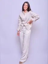 Camisa rosada de lino con cuello clásico, cierre frontal con botones, mangas largas con puños abotonados y logo bordado en el pecho.