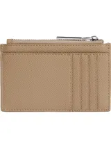 Tarjetero Calvin Klein color beige con monograma y logo plateado. Cuenta con seis ranuras para tarjetas y un bolsillo con cremallera para monedas.