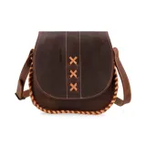 Cartera bandolera marrón de cuero natural con sistema de cierre de solapa con broche imantado.