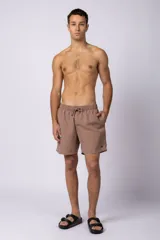 Short de baño color marrón confeccionado en microfibra de piel de durazno con cintura elástica y cordón ajustable.