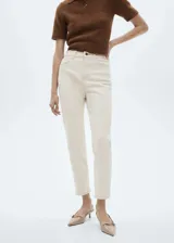 Jeans color crudo, de corte recto, tiro alto y cinco bolsillos.