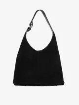 Bolso tipo cubo negro de cuero gamuzado con flecos largos en la parte inferior y asa de hombro ajustable.