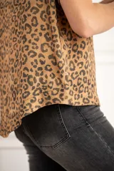 Blusa de animal print con corte ajustado, confeccionada en 100% viscosa, suave y ligera.