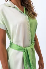 Vestido camisero midi con diseño color block en verde ciano y blanco, con cuello camisero, mangas cortas con dobladillo y cinturón de lazo en verde.