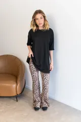 Pantalón Oxford acampanado con estampado animal print de leopardo.