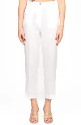 Pantalón blanco de lino, corte recto y largo capri/cropped, con cintura de tiro medio y bolsillos laterales.