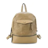 Mochila gris de símil cuero con bolsillo frontal con cierre y broche. Tiene apertura superior, cierres con tiradores en el mismo tono, bolsillos internos, correas regulables con hebilla y asa de mano.