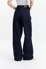Pantalón de jean azul oscuro, corte wide leg y tiro alto.
