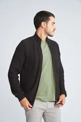 Campera tejida para hombre color bordó, con cierre frontal completo, cuello alto y logo bordado en el pecho. Corte regular.