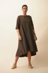 Vestido largo debajo de la rodilla, acampanado, color marrón, con cuello bote, bolsillos laterales y mangas 3/4 con detalle de tajo.