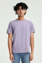 Remera lila de algodón con calce estándar y logo de Levi's en el pecho.
