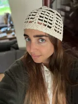 Gorro de crochet color crema, con diseño calado.
