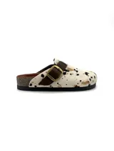 Zuecos Kiko's modelo Austin, con capellada de cuero con estampado animal print de vaca, plantilla de cuero, hebilla de ajuste lateral y suela de goma.