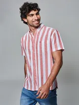 Camisa de hombre de manga corta, confeccionada en lino con rayas verticales blancas y ladrillo. Tiene cuello abotonado y bolsillo en el pecho.