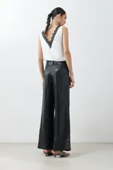 Pantalón de cuero sintético negro de corte ancho.