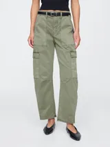Pantalón cargo verde caqui de corte recto, con bolsillos laterales y traseros.