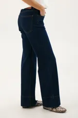 Pantalón de jean azul oscuro, de corte recto y tiro alto, con bolsillos delanteros y traseros.