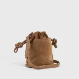 Bandolera marrón de descarne vacuno gamuzado combinado con cuero graneado, con correa larga regulable.