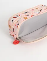 Cartuchera rosa con estampado de bulldogs franceses, croissants, cerezas y la frase "Bonjour, mon amour". Tiene tres divisiones y cierres con etiqueta de silicona.