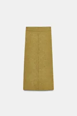 Falda midi color ocre de punto con cintura elástica.