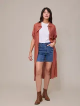 Short de jean elastizado color celeste, tiro alto y corte clásico.