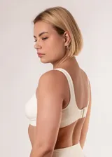 Soutien de microfibra color blanco, sin costuras, sin aro y sin copa, con breteles anchos y espalda deportiva.