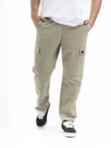Pantalón cargo color arena, de corte recto y tiro medio, con cintura elástica ajustable con cordón, bolsillos laterales tipo cargo con solapa y detalle de etiqueta con logo en el bolsillo.