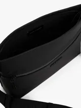 Cartera mensajera negra de poliuretano con correa de tela ajustable con el logo de la marca. Tiene cierre de cremallera, bolsillo interior y exterior con cremallera, y logo metálico en la parte delantera.