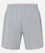 Bermuda deportiva masculina confeccionada en ripstop, color gris claro, con cintura elástica contrastante y lazo interna. Sin estampa, posee bolsillos, encajes laterales y diferencial de bajo reflectiva.