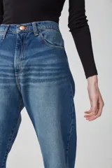 Jeans boyfriend de tiro alto, color azul denim con lavado stone wash y detalles localizados.