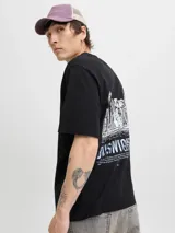 Remera negra de manga corta y cuello redondo, con fit relajado y estampado frontal con la palabra "BUSHWICH" y el texto "EMBRACE THE CITY". Confeccionada en punto single jersey orgánico.