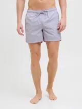 Short de baño lila con cintura elástica ajustable con cordón. Estampado lateral con el logo de la marca y texto en blanco.