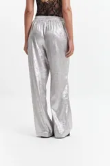 Pantalón jogger plateado de corte wide leg y cintura elastizada con lazo ajustable.