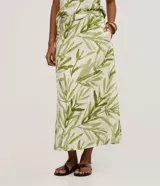 Pollera midi evasé de mujer, con cintura elástica y estampado de follaje en tonos verdes sobre fondo blanco.