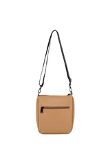 Bandolera rectangular color beige con correa larga negra regulable. Tiene cierre superior con cremallera negra y bolsillo frontal con cierre.