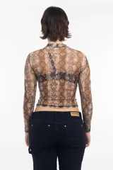 Remera de lycra traslúcida con cuello alto y estampado de piel de serpiente en tonos marrones y negros.