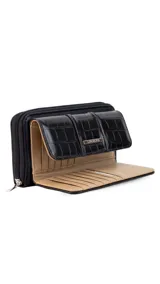 Billetera larga color beige, con solapa y broche a presión. Tiene un compartimento frontal con tarjeteros, visor y bolsillos, y un compartimento posterior con monedero con cierre, tarjeteros y bolsillos. Incluye un bolsillo trasero con cierre.