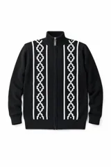 Campera de tejido de punto negra con cierre frontal y cuello alto. Presenta un diseño geométrico en blanco a lo largo de los paneles frontales, con motivos de rombos y líneas verticales.