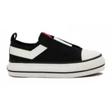 Zapatilla Pony urbana de lona negra con elásticos blancos cruzados en el empeine y suela de plataforma blanca con línea negra.