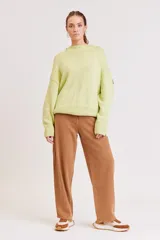 Sweater de punto color verde menta, con diseño amplio y cómodo.
