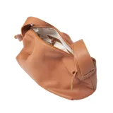 Cartera bandolera de cuero color marrón, con correa ajustable y cierre superior.