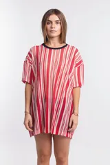 Remerón corto con estampado de rayas verticales rojas y blancas, con cuello redondo negro.