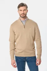 Sweater color beige de tejido de punto con cuello alto y cierre parcial con cremallera.