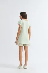 Remera verde agua con escote en V y mangas cortas.